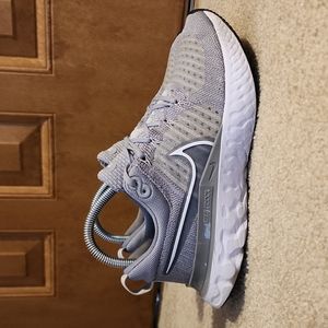 Women's Nike react size 7 infinity fly knit